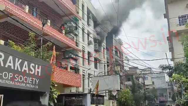 Siddhant Apartment में भीषण आग लगने से मची अफरा तफरी, कई Flat क्षतिग्रस्त, देखें वीडियो