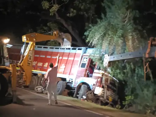 हादसों में घायलों की मदद कर रहे लोगों पर पलटा ट्रक, 4 की मौत, 8 घायल हादसों में घायलों की मदद कर रहे लोगों पर पलटा ट्रक, 4 की मौत, 8 घायल