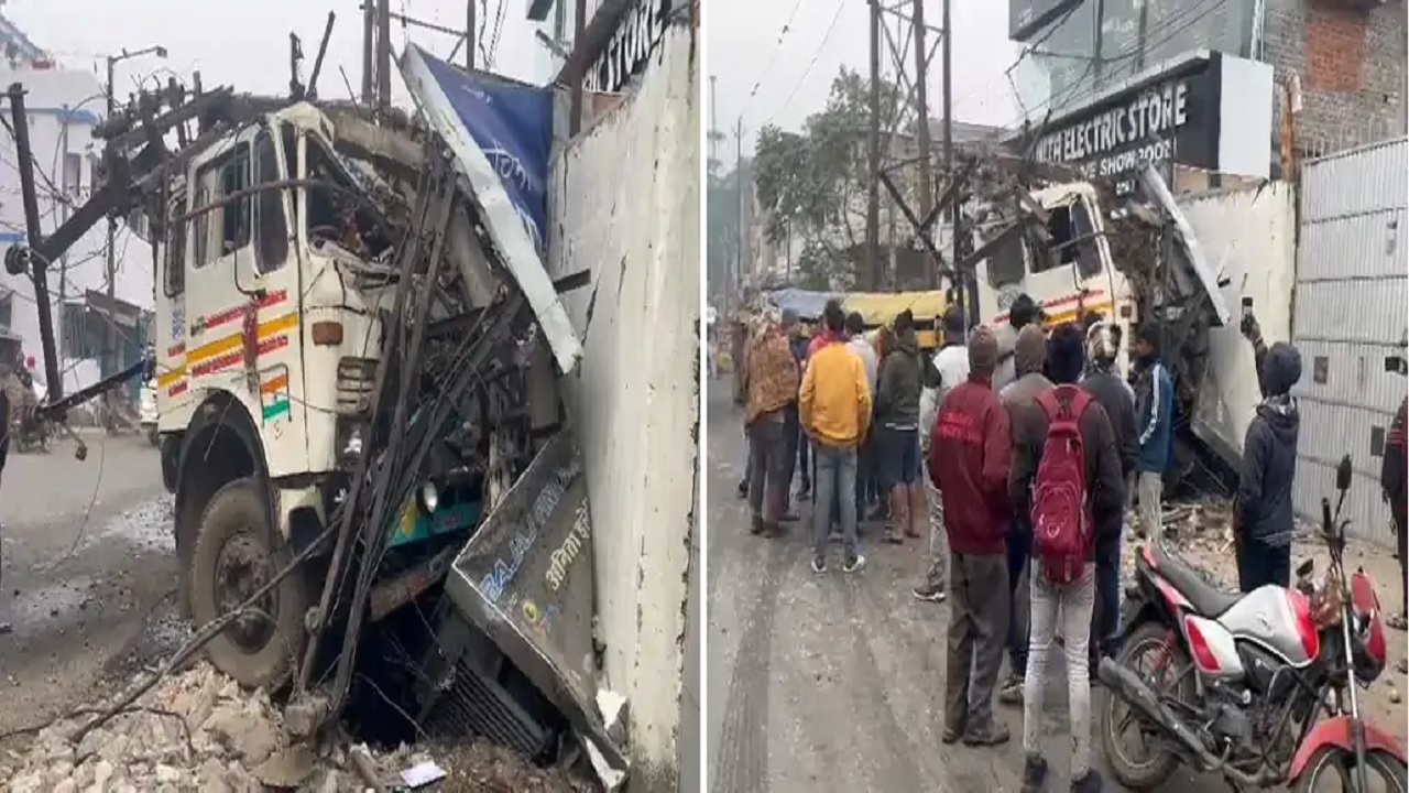 सरियों से लदा ट्राला बिजली के खंभे से टकराया, Transformer गिरने से मचा हड़कंप