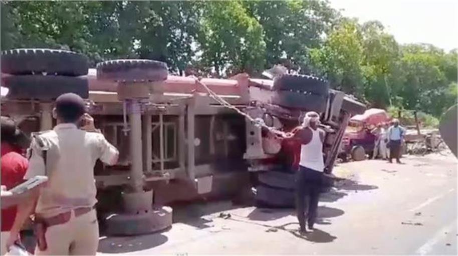 बाइक में हवा भरवा रहे जवान और उसकी पत्नी पर पलटा ट्रक, मौत