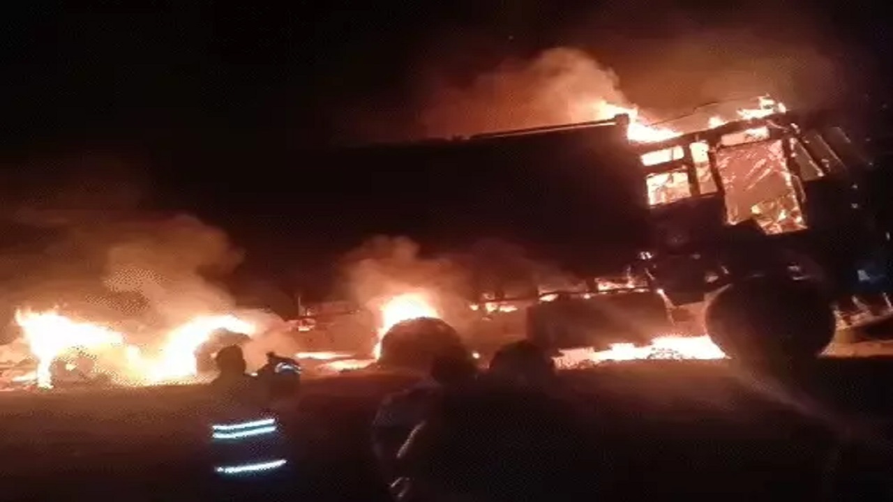 चलते Truck में आया करंट, ड्राइवर की मौत, 4 लोगों ने कूदकर बचाई जान