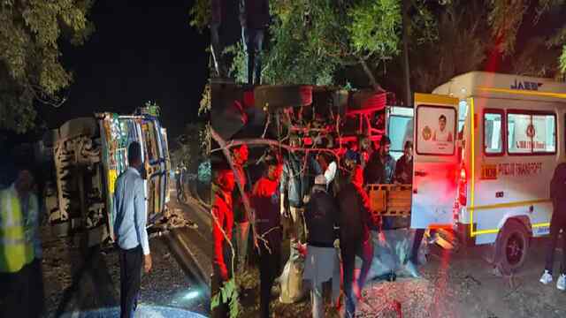 Overloaded ट्रक अनियंत्रित होकर लोडिंग वाहन पर पलटा, 3 की मौके पर मौत