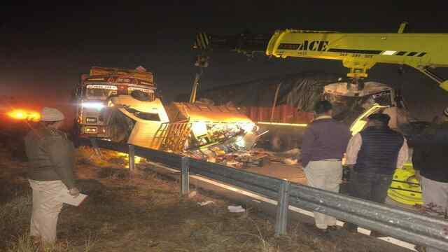 सड़क किनारे खड़े Auto और Pickup को तेज रफ्तार ट्रेलर ने मारी टक्कर, 4 की मौत