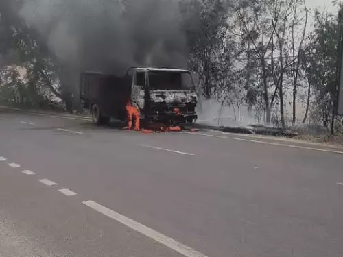 सीमेंट से भरे Truck में लगी आग, Driver ने कूदकर बचाई जान