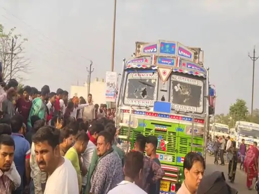Truck ने Scooty सवार को मारी टक्कर, सिर पर गंभीर चोट लगने से व्यक्ति की मौत