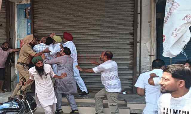Punjab News: दुकानों के विवाद को लेकर दोनों पक्ष आमने-सामने, गरमाया माहौल, देखें वीडियो