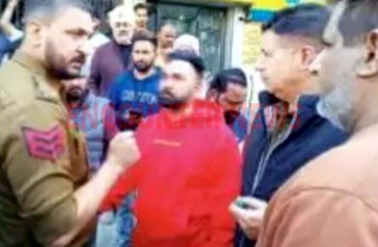 Jalandhar News: UCO Bank के ATM से कार्ड बदलता नौसरबाज काबू, हुआ हंगामा