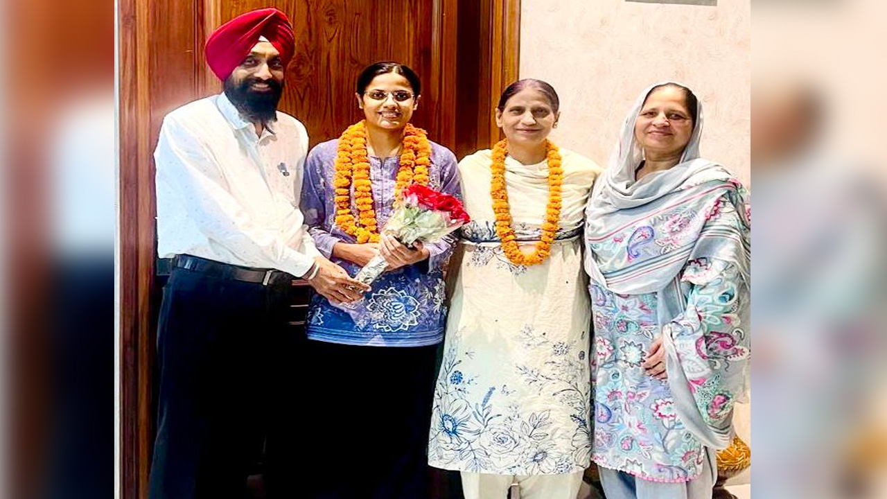 Punjab News: Civil Services की परीक्षा पास कर Chetna Kamal Kaur ने बढ़ाया इलाके का मान