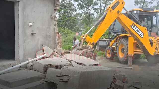 Punjab News: इस इलाके में नशा तस्कर के घर चला पीला पंजा, देखें वीडियो