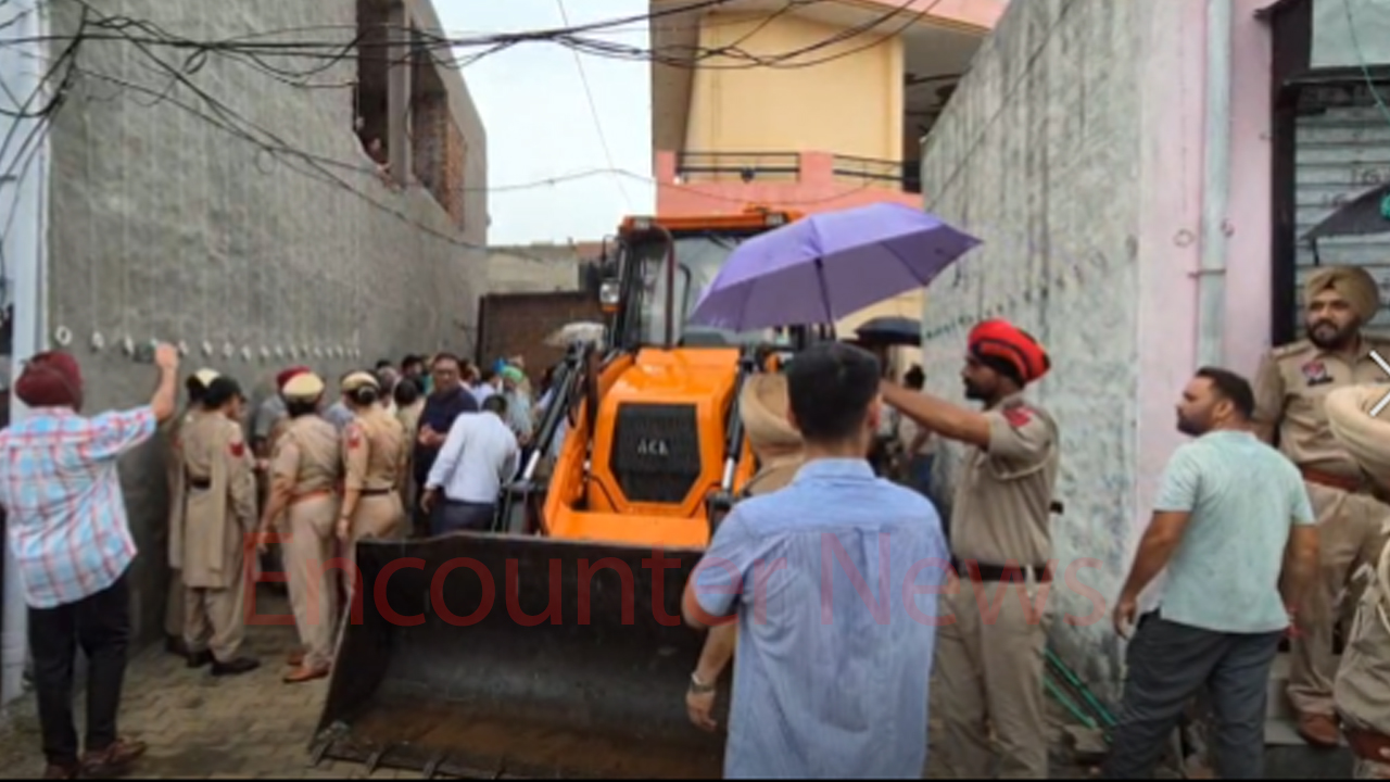 Punjab News: बरसात में भी पुलिस का एक्शन, नशा तस्कर के घर चलाया पीला पंजा, देखें वीडियो