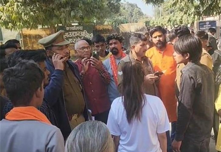 Park में बैठे प्रेमी जोड़े को बजरंग दल ने पकड़ा, हुआ जमकर हंगामा