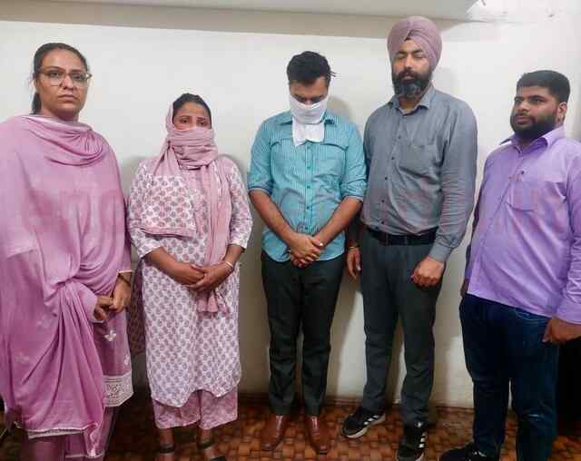 Ludhiana: Vigilance ने ACP और उसके रीडर को 30,000 रुपए की रिश्वत लेते किया गिरफ्तार, देखे वीडियो