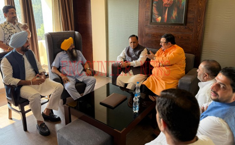 Punjab News: Akali Dal को बड़ा झटका, Vijay Rupani ने पूर्व मंत्री को करवाया BJP में शामिल