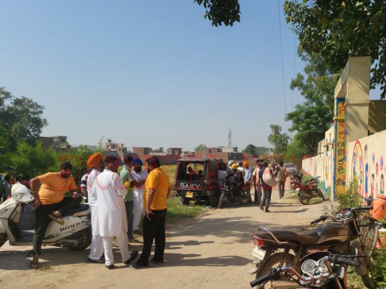 Punjab News: 4 घंटे बाद भी नहीं शुरू हुई वोटिंग, लोगों में रोष