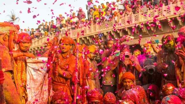 Vrindavan में इस दिन खेली जाएगी फूलों की होली, जानें क्यों खास माना जाता है ये Festival