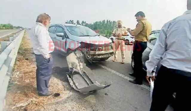 Jalandhar News: स्कूल के पास 2 कारों में हुई आमने-सामने टक्कर