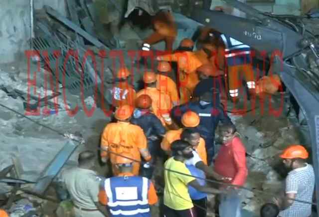 भारी बारिश के चलते मकान गिरने से मलबे में दबे 6 लोग, 3 की मौत