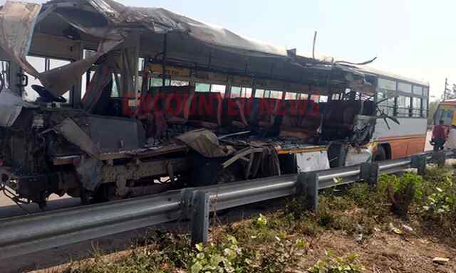 ट्रक और 2 बसों की टक्कर में 3 की मौत, 31 घायल