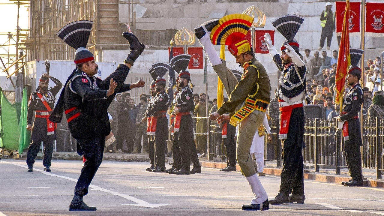 Wagah Border पर फहराया गया तिरंगा, नहीं खुले गेट, देखें वीडियो