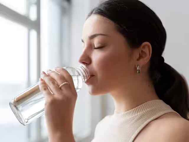 Health Tips: हर व्यक्ति को सुबह खाली पेट कितना पानी पीना चाहिए, जानें एक्सपर्ट से