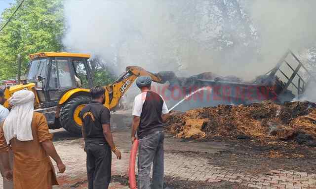 Punjab News: धान की पराली से लदी ट्रैक्टर ट्राली में लगी भीषण आग