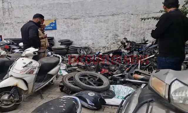 Punjab News: गोदाम में पुलिस की रेड, चोरी के बाइक-स्कूटी को काटकर पुर्जे बेचते गिरोह के 2 आरोपी गिरफ्तार