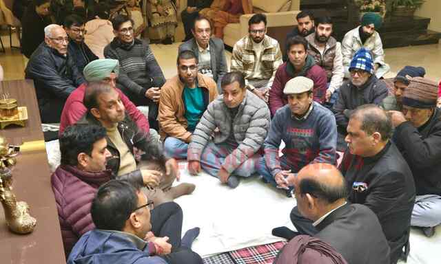 Jalandhar News: मेयर विनीत धीर के घर दुख सांझा करने पहुंचे कैबिनेट मंत्री संजीव अरोड़ा