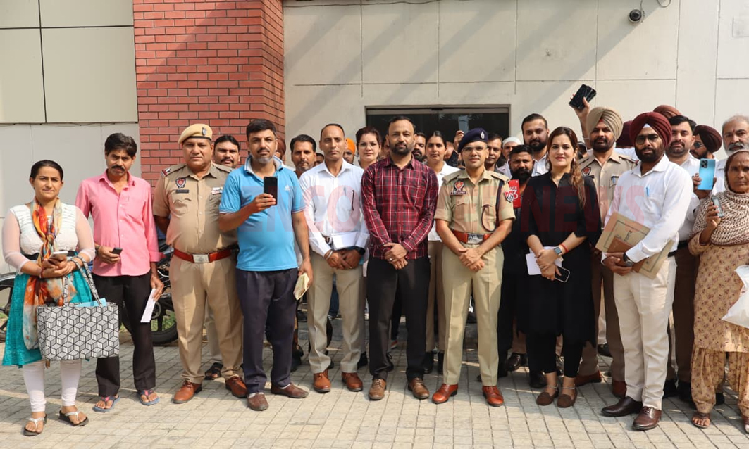 Jalandhar News: पुलिस ने गुम व चोरी हुए 50 फोन परिजनों को लौटाए