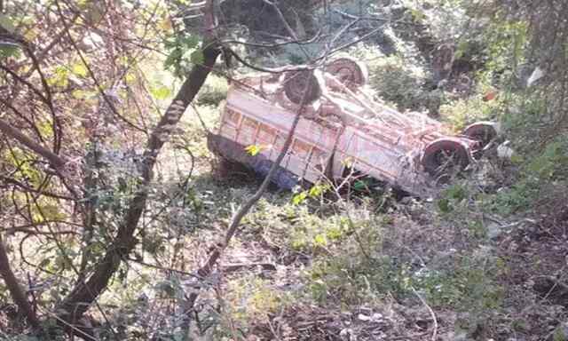 खाई में पिकअप गाड़ी गिरने से 5 घायल, मची चीख पुकार