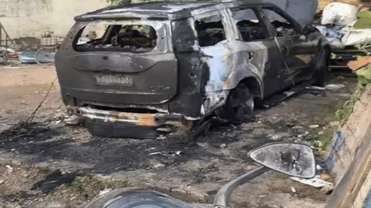 बदमाशों ने घर के बाहर खड़ी XUV-500 को लगाई आग, साथ खड़ी कार के भी तोड़े शीशे