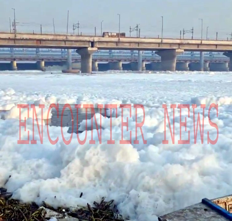 फिर बढ़ा प्रदूषण का स्तर, नदी के चारों ओर बनीं सफेद झाग, देखें वीडियो