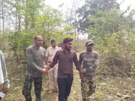पड़ोसी को पत्नी से संबंध बनाता देख भड़का पति, उठाया खौफनाक कदम