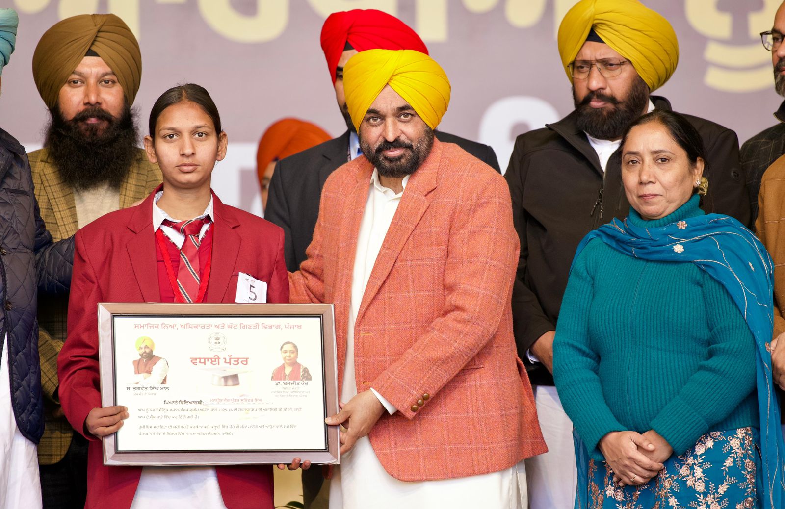 Punjab News: जालंधर में 2.7 लाख से अधिक एससी विद्यार्थियों को पोस्ट-मैट्रिक वजीफा वितरण की शुरुआत, मुख्यमंत्री मान बोले – रंगला पंजाब मिशन से बदलेगा भविष्य