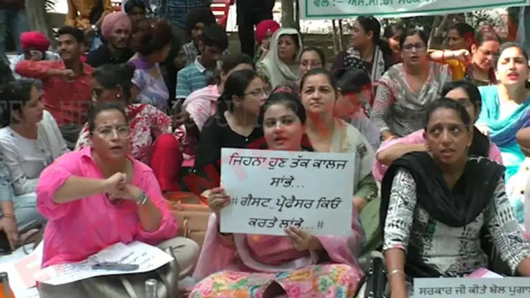 Punjab News: सरकारी कॉलेज के बाहर शिक्षकों ने लगाया धरना, सरकार के खिलाफ किया प्रदर्शन, देखें वीडियो