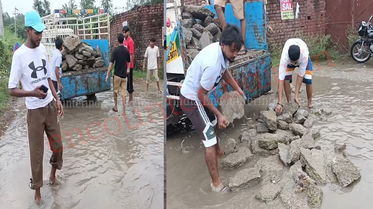 Punjab News: बारिश से बिगड़ी सड़कों की हालात, युवकों ने बनाया रास्ता, देखें वीडियो